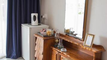 Fridge, coffee/tea maker