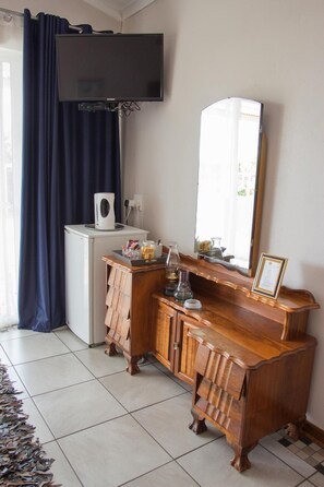 Fridge, coffee/tea maker