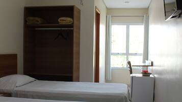 Quarto duplo | Frigobar, escrivaninha, espaço de trabalho para notebook