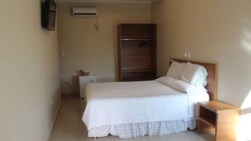 Quarto casal | Frigobar, escrivaninha, espaço de trabalho para notebook