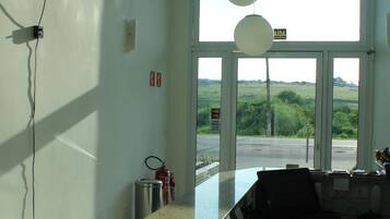 Chuveiro, produtos de toalete grátis, toalhas de banho