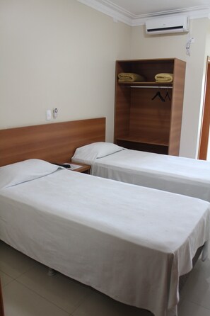 Twin Room | Minibar, desk, laptop workspace, free WiFi - Hotel Flamboyant (Itaquaquecetuba)