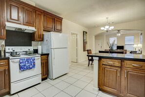 Superior Condo, 3 Bedrooms | Private kitchen | Fridge, microwave, stovetop, dishwasher - Villa Laverne 3 Bed Room Suite Furnished Condos (Houston)