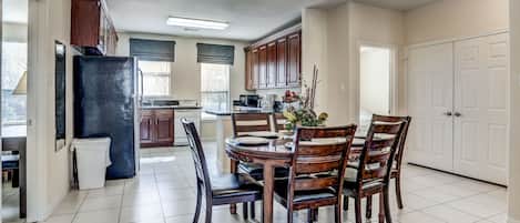 Superior Condo, 3 Bedrooms | In-room dining