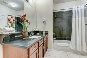 Superior Condo, 3 Bedrooms | Bathroom | Combined shower/bathtub, free toiletries, towels - Villa Laverne 3 Bed Room Suite Furnished Condos (Houston)