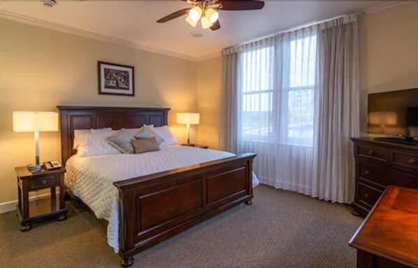 Suite empresarial | Ropa de cama de alta calidad, escritorio, insonorización y wifi gratis 