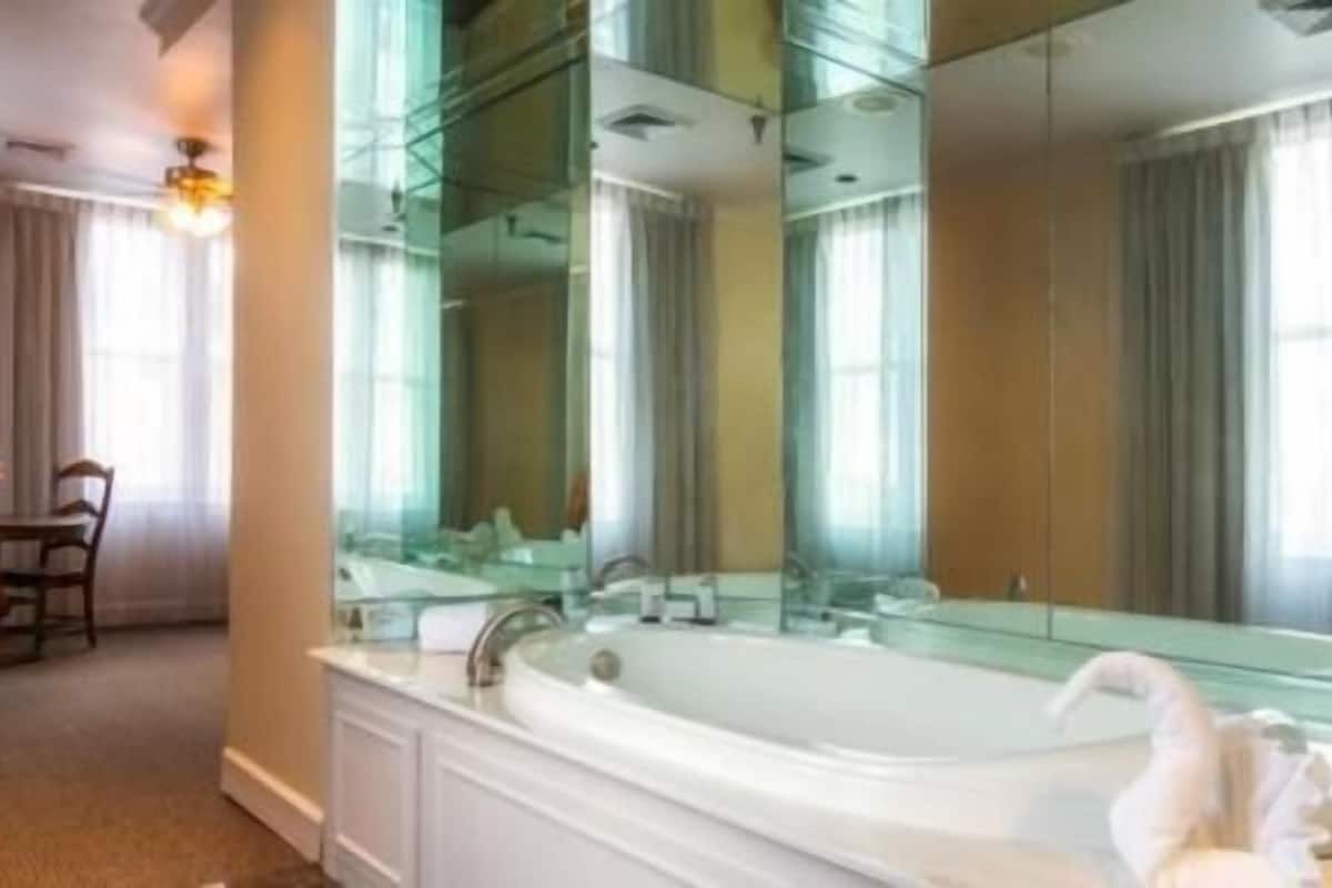 designer toiletries, towels