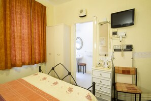 Habitación triple | Baño | Regadera y toallas 