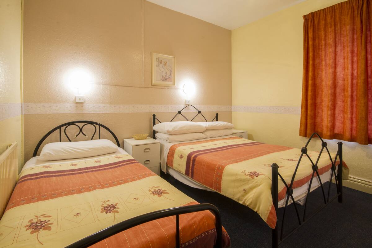 Triple Room | WiFi (free), bed sheets