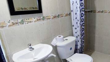 Ducha, cabezal de ducha tipo lluvia, toallas, jabón