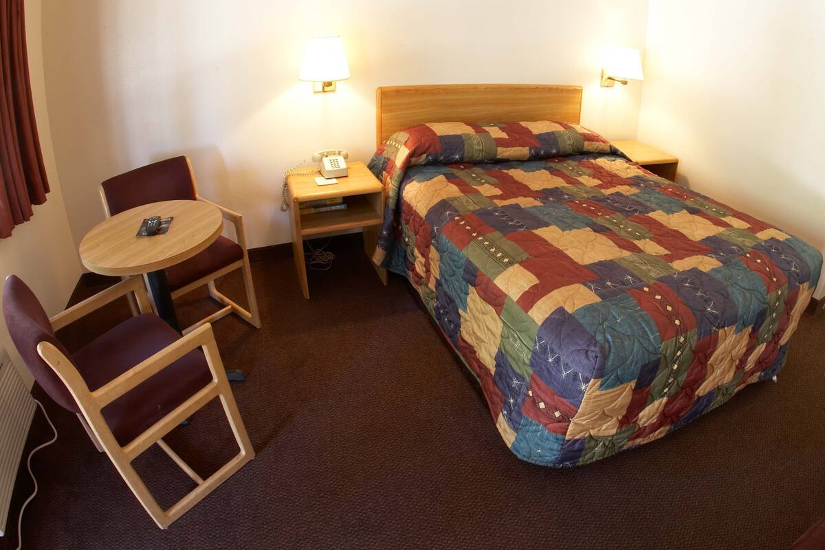 Rom – standard, 1 queensize-seng | Skrivebord, wi-fi (mot et tillegg) og sengetøy