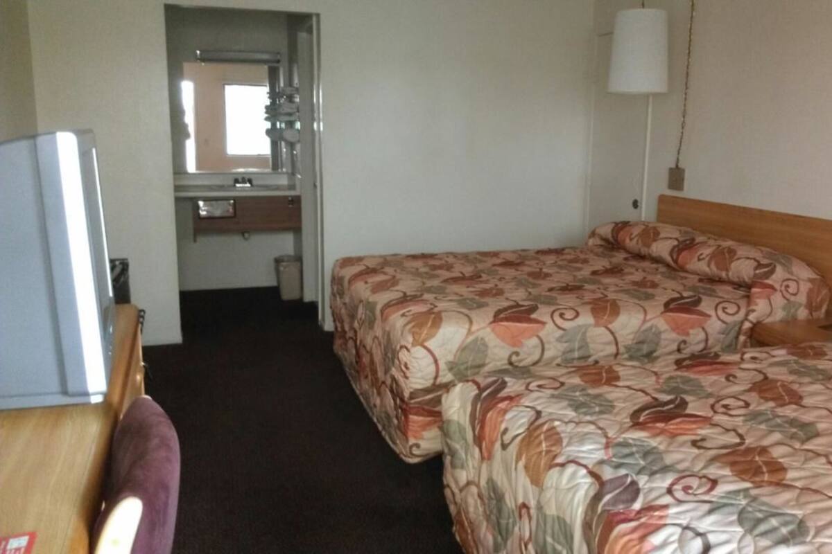 Rom – standard, 2 queensize-senger | Skrivebord, wi-fi (mot et tillegg) og sengetøy