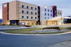 A Fairfield Inn & Suites by Marriott hotel with a modern design, multiple floors, and a well-maintained outdoor area with landscaping. - Fairfield Inn and Suites by Marriott Chillicothe (Chillicothe)