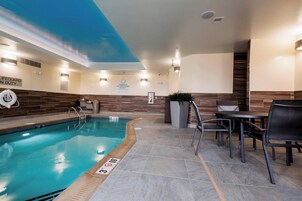 Una piscina cubierta