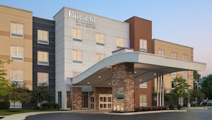 A multi-story Fairfield Inn & Suites hotel with a modern facade, a covered entrance, and a landscaped entrance area. - Fairfield Inn and Suites by Marriott Chillicothe (Chillicothe)