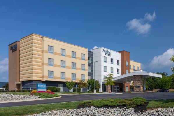 A Fairfield by Marriott hotel with a modern design, featuring a mix of beige and white buildings, a covered entrance, and landscaped surroundings. - Fairfield Inn and Suites by Marriott Chillicothe (Chillicothe)