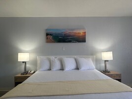 Deluxe King, Non Smoking | Pillowtop beds, desk, WiFi, bed sheets