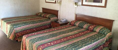 Rom – standard, 2 dobbeltsenger, røyk | Senger med overmadrass, skrivebord, wi-fi (mot et tillegg) og sengetøy