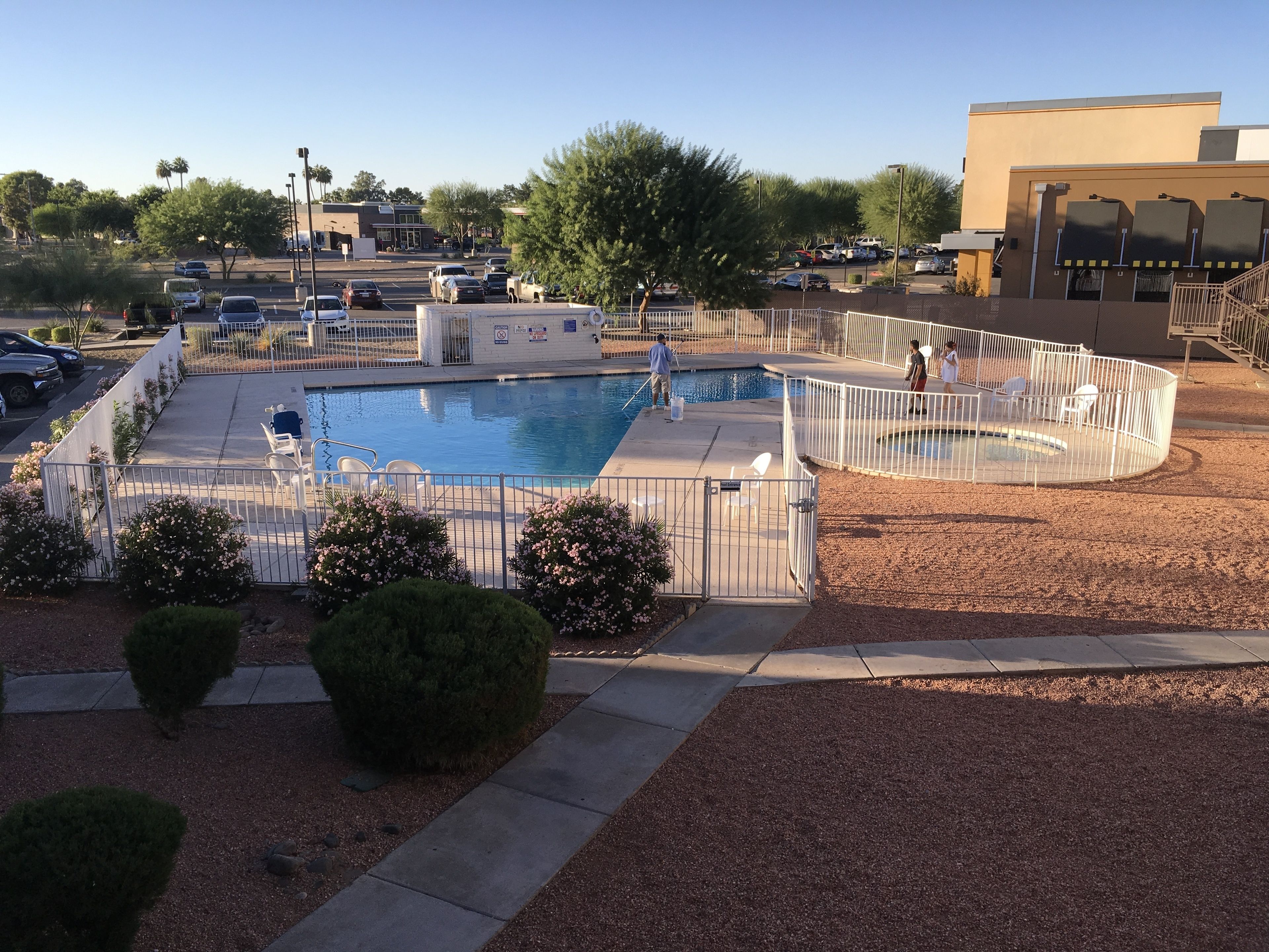 Una piscina al aire libre