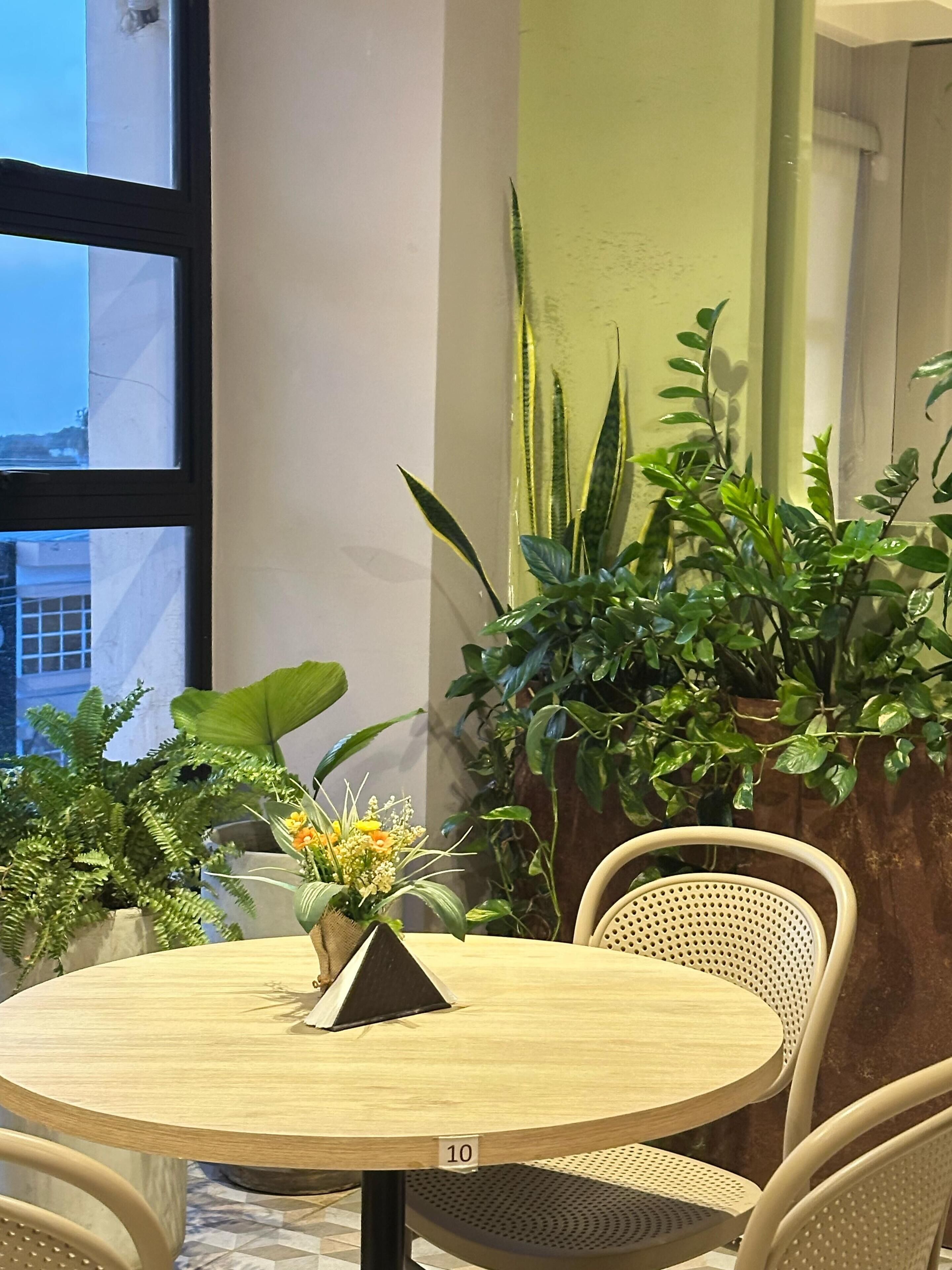 breakfast, lunch, dinner served; al fresco dining