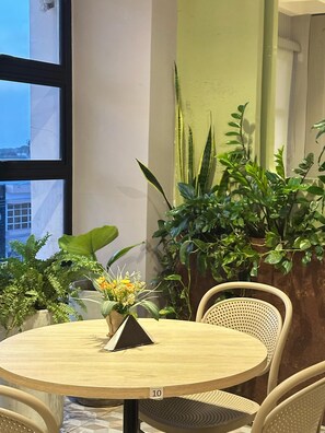 Se sirven desayunos, comidas y cenas con mesas al aire libre