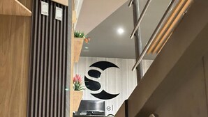A modern staircase with a wooden finish and metal railings. - Hotel Santa Clara Boutique (Montería)