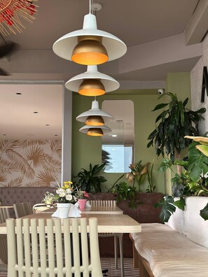 朝食、ランチ、ディナーに営業 (屋外席)