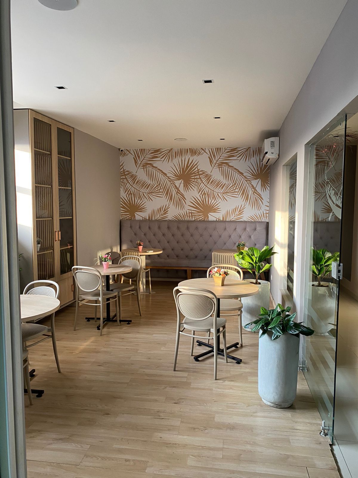 breakfast, lunch, dinner served; al fresco dining