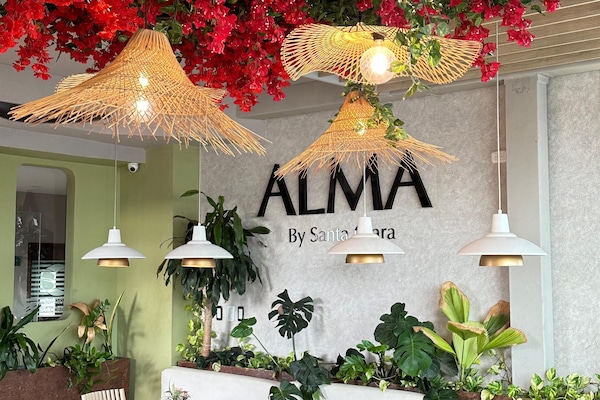 Breakfast, lunch, dinner served; alfresco dining