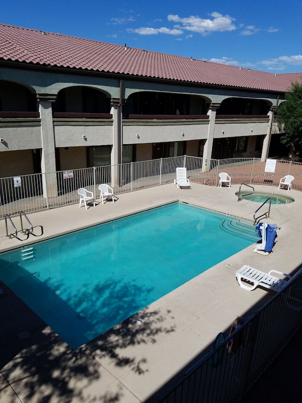 Outdoor pool - Premier Inns Tolleson (Tolleson)