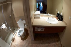 Combined shower/bathtub, free toiletries, towels - Premier Inns Tolleson (Tolleson)