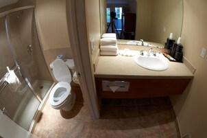 Bañera con ducha, artículos de tocador gratuitos, toallas