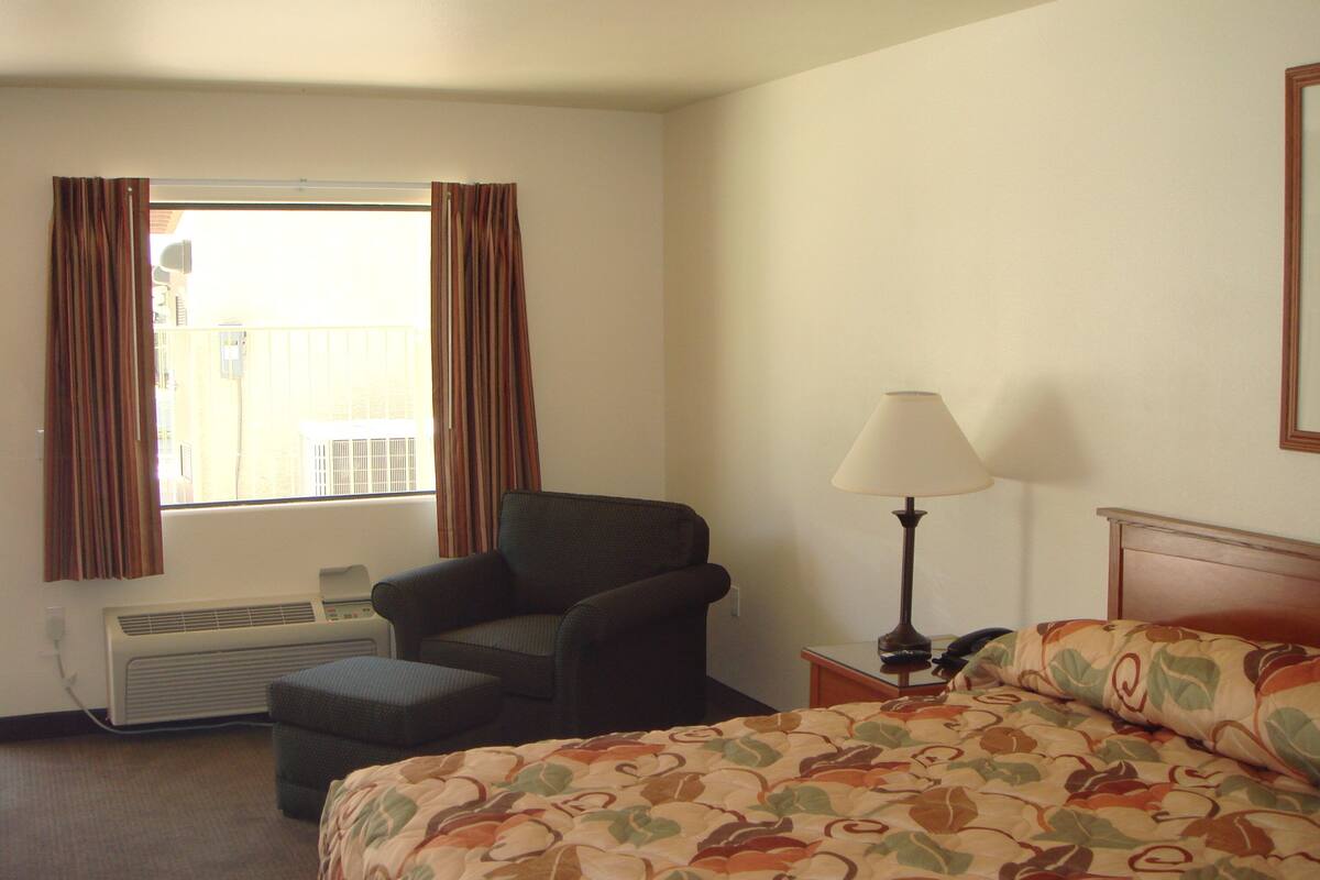 Habitación estándar, 1 cama King size, para no fumadores | Escritorio, tabla de planchar con plancha, wifi y ropa de cama 