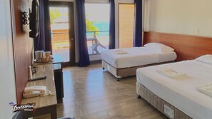 Een bureau, een laptopwerkplek, gratis wifi, beddengoed