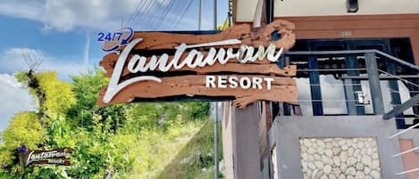 Vista frontal de la propiedad