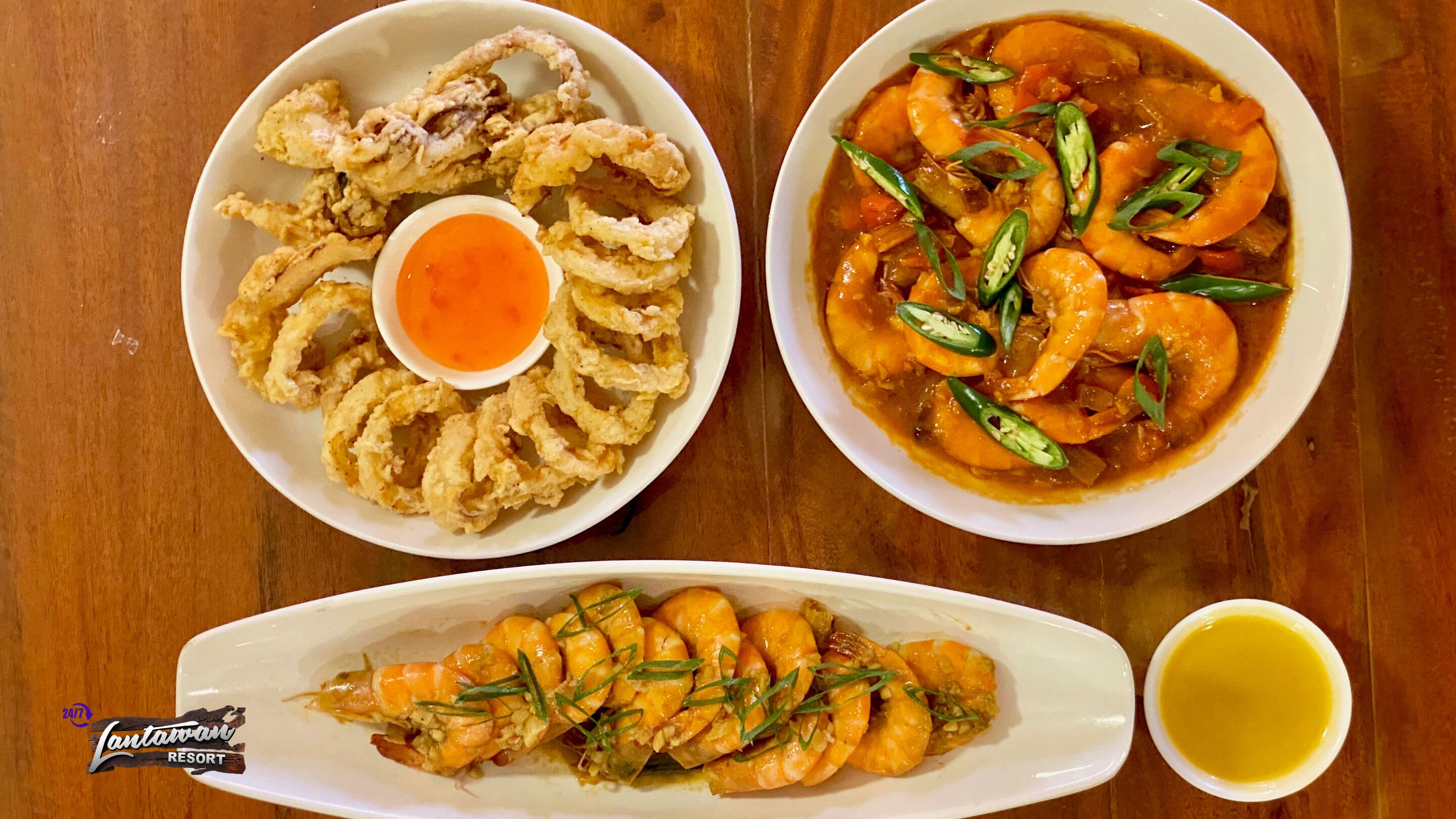 Tres platos de comida sobre una mesa de madera.