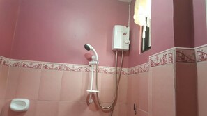 Economy Room | Bathroom | Shower, free toiletries, towels - Pedz Cing Mango Lodge (Oslob)