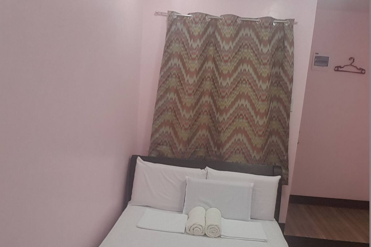 Kamar Ekonomi | Brankas dan meja kerja