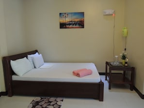 Deluxe Room | Peti besi dalam bilik, meja