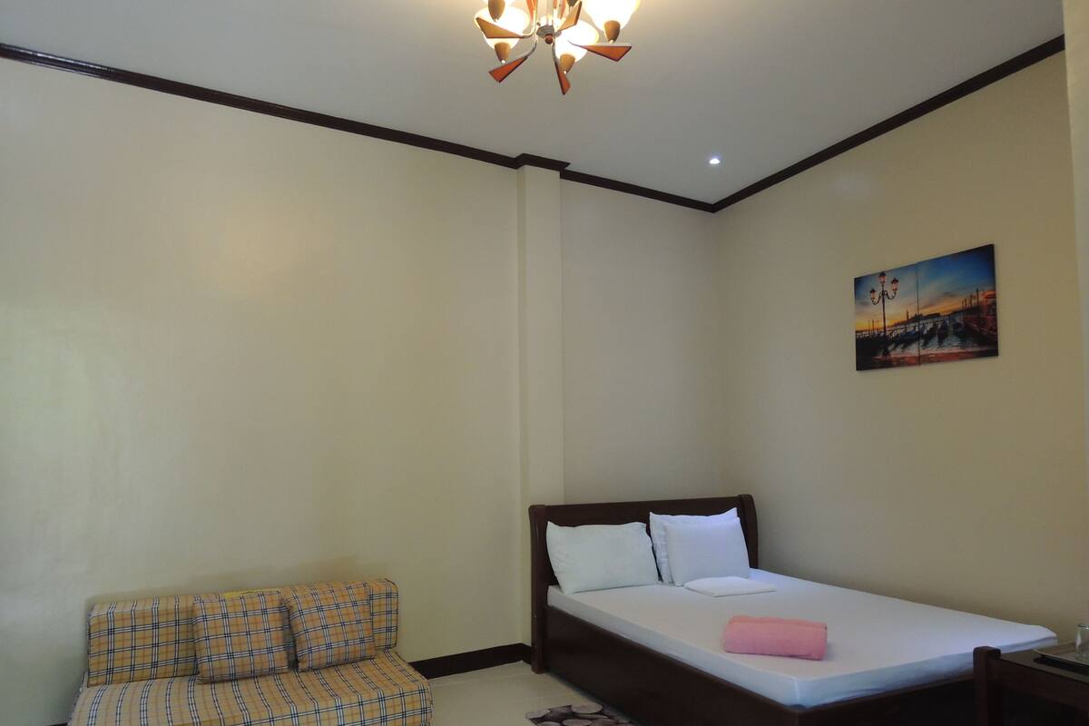 Kamar Deluks | Brankas dan meja kerja