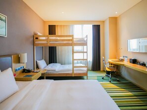 Dubbelrum för familj - flera sängar | Sängtillbehör av högsta kvalitet och minibar