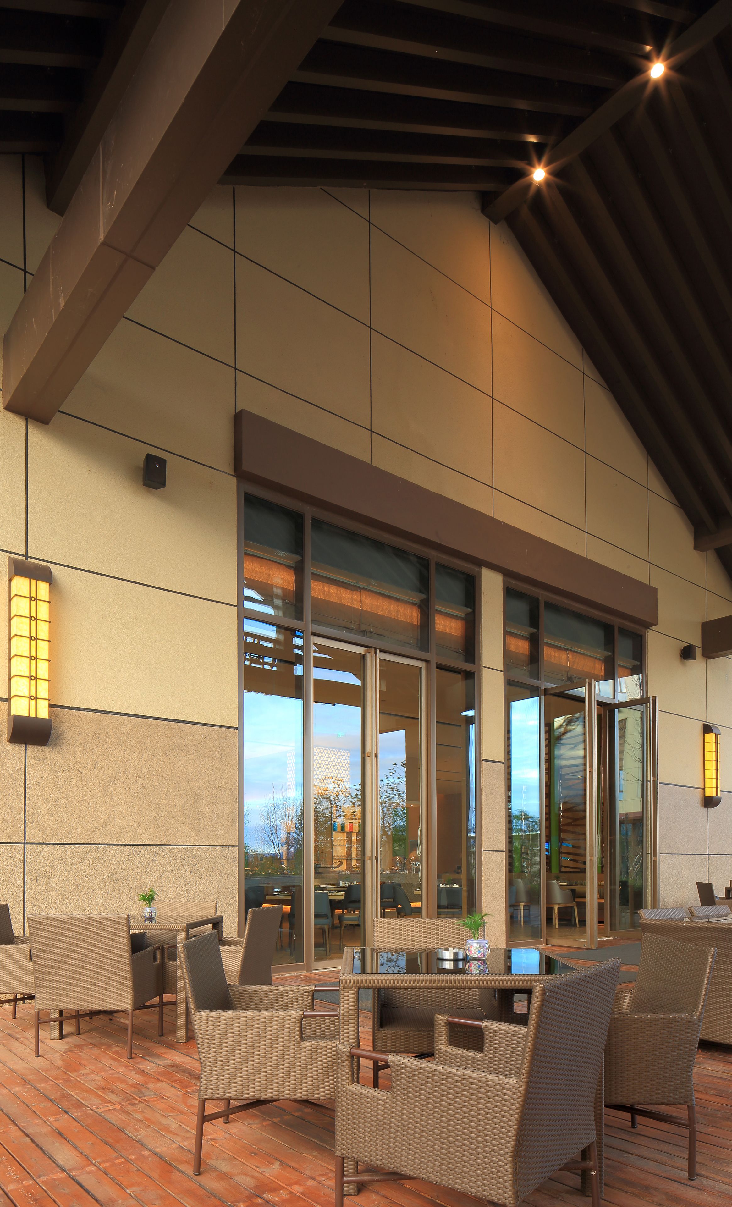 Lunch and dinner served, international cuisine