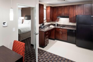 Premium bedding, desk, laptop workspace, iron/ironing board - Residence Inn by Marriott Dallas Plano/Richardson (Plano)