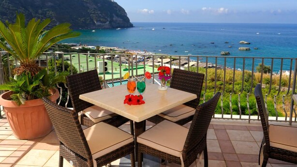 Outdoor dining - Hotel Citara (Forio)