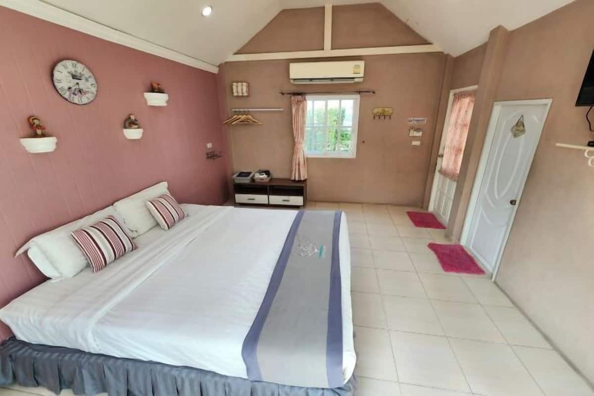 1 bedroom, desk, iron/ironing board, rollaway beds