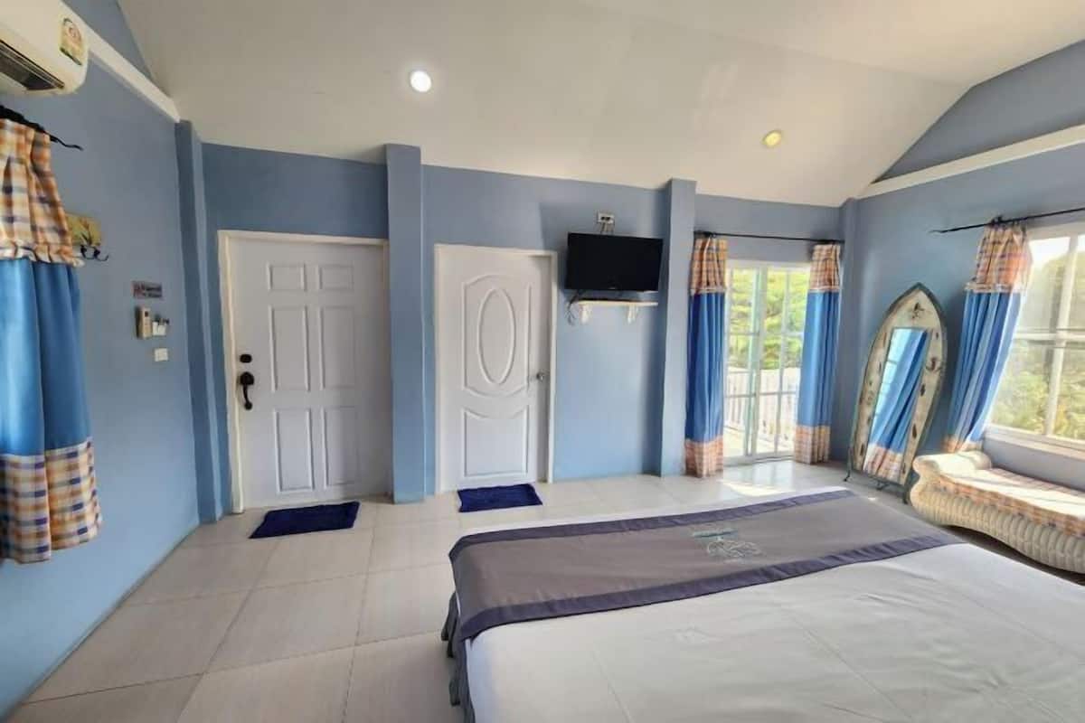 1 bedroom, desk, iron/ironing board, rollaway beds