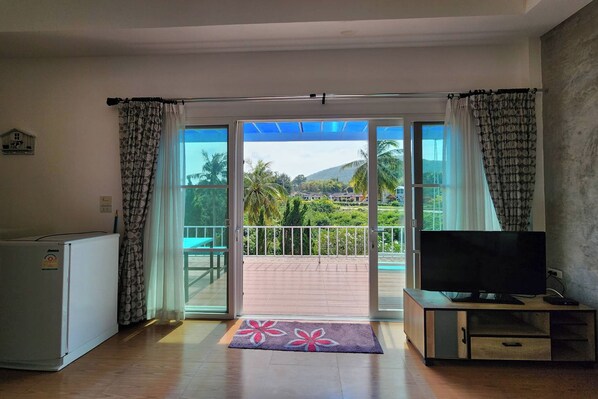 Midnight Sky | デスク、アイロン / アイロン台、可動式ベッド、WiFi (無料)