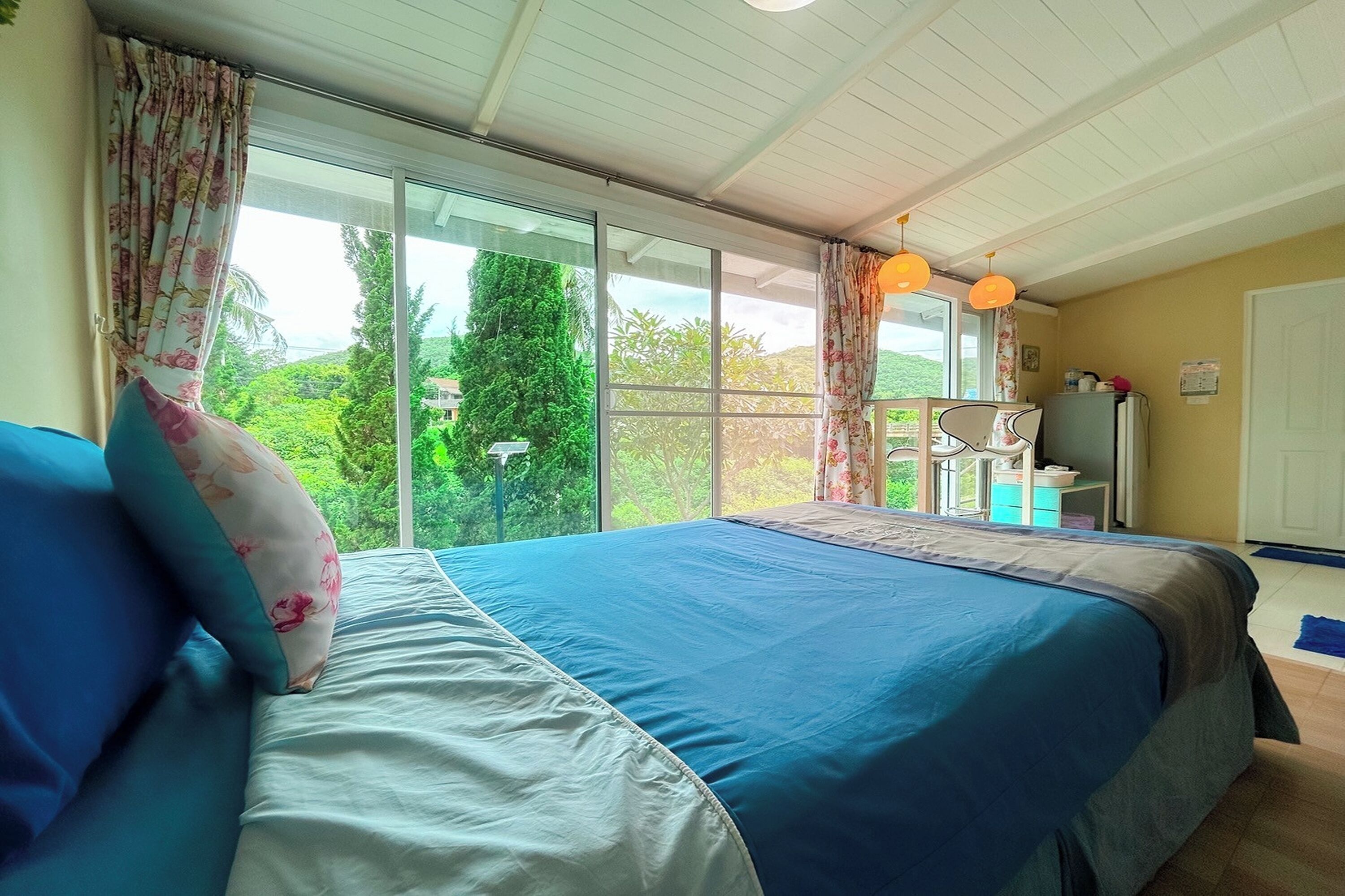 Night Sky | Desk, iron/ironing board, rollaway beds, free WiFi