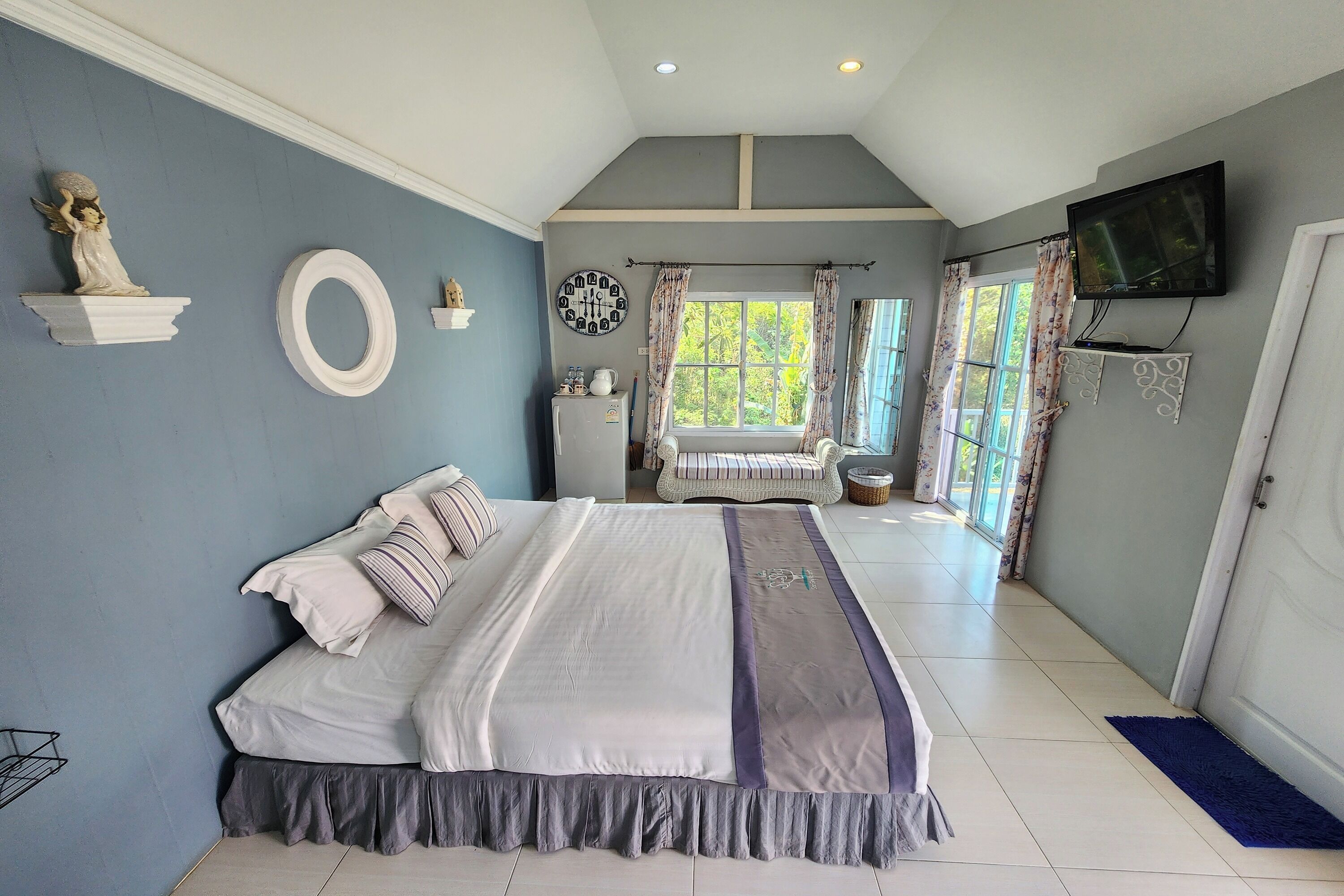 Winter Sky | Desk, iron/ironing board, rollaway beds, free WiFi