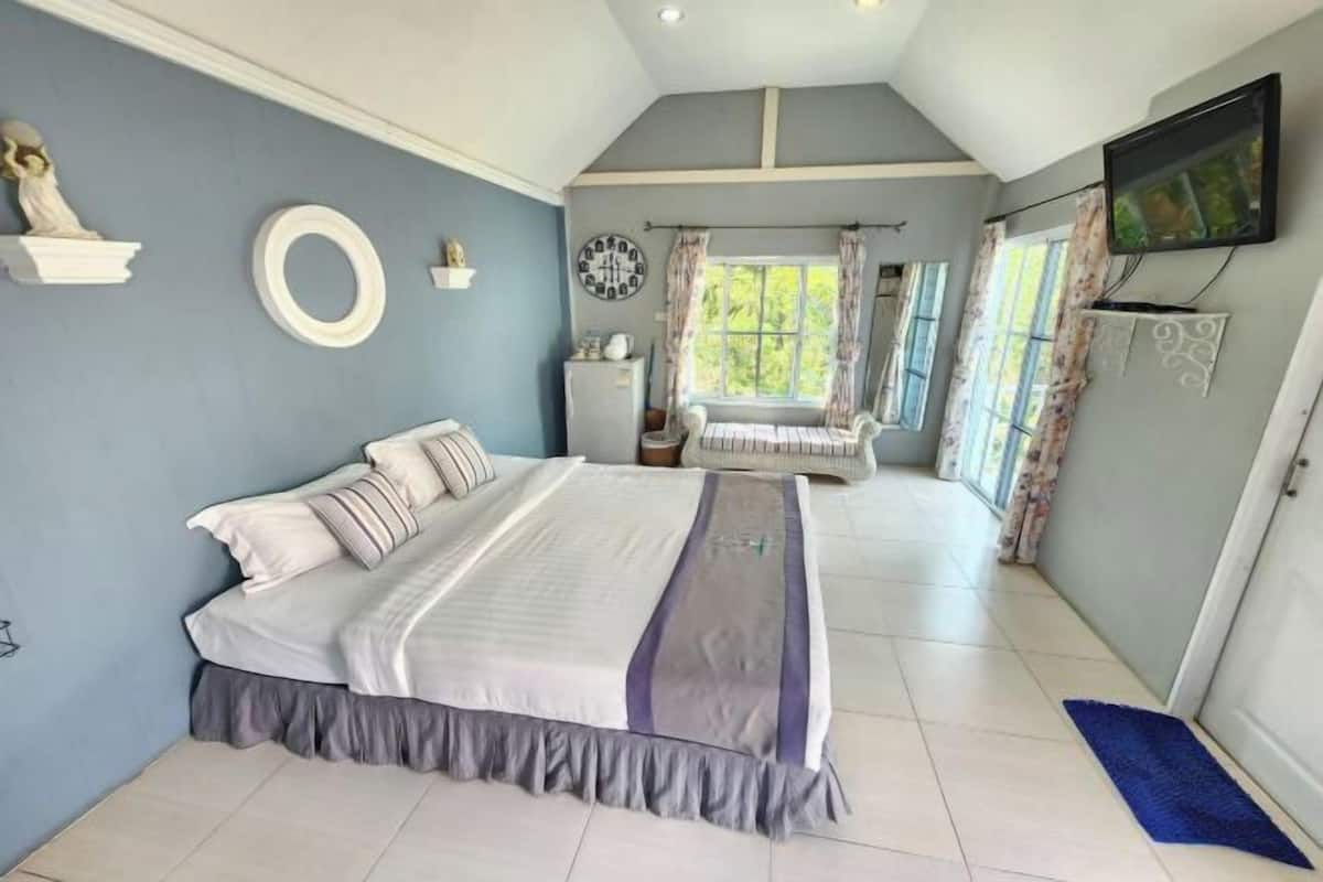 1 bedroom, desk, iron/ironing board, rollaway beds